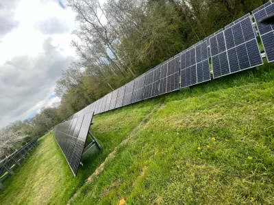 Panneaux photovoltaïques sur toiture résidentielle