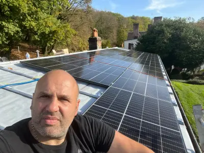 Panneaux solaires sur toiture de maison résidentielle